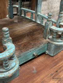 Middelgroot houten altaar uit India handgesneden en mystiek karakter 147877a