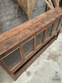 Bijzonder houten winkelmeubel met glazen bakken jaren 20–30 147724 verkocht verkocht Lengte 170 cm