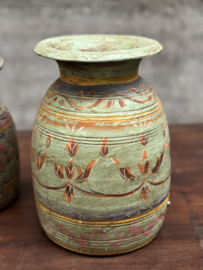 Oude Nepalese houten waterpoten tijdloos erfgoed met ziel 147718 147717 verkocht