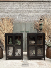Twee dezelfde jaren 30 40 vitrinekasten met originele details en karakter 148086 148096
