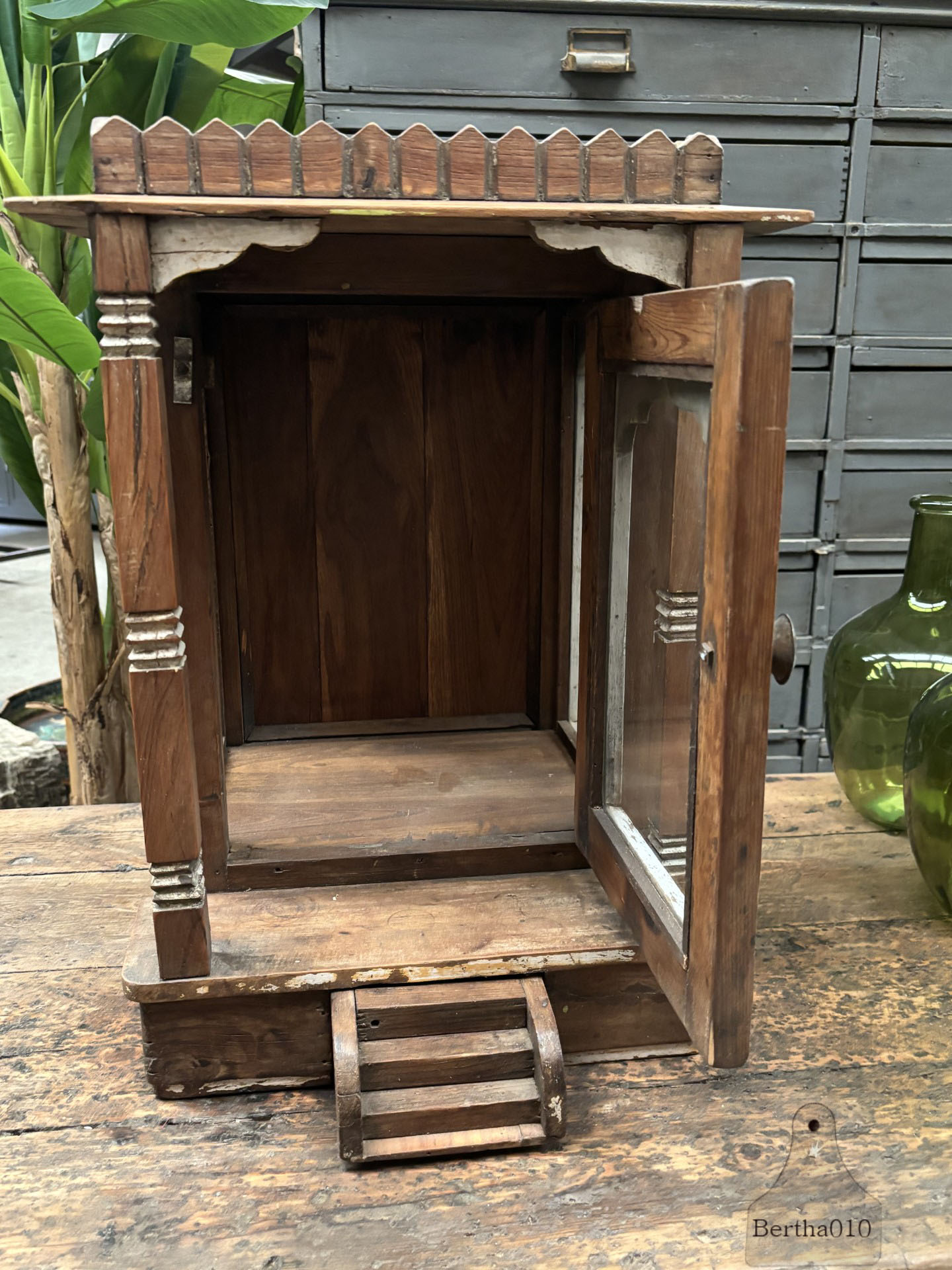 Authentieke houten vitrine tempel uit India circa 80 jaar oud 147474
