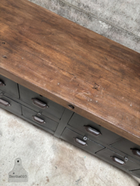 Stoer industrieel kookeiland dressoir uit oud Frans atelier 148033