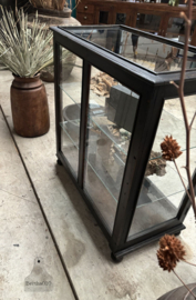 Antieke museumvitrine bijna volledig van glas 148141