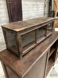 Antieke houten vitrinekast met glazen wanden en kleppen 147726 verkocht