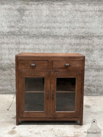 Unieke vitrine met oud gebobbeld glas, twee lades en aan 3 zijdes glas 147663
