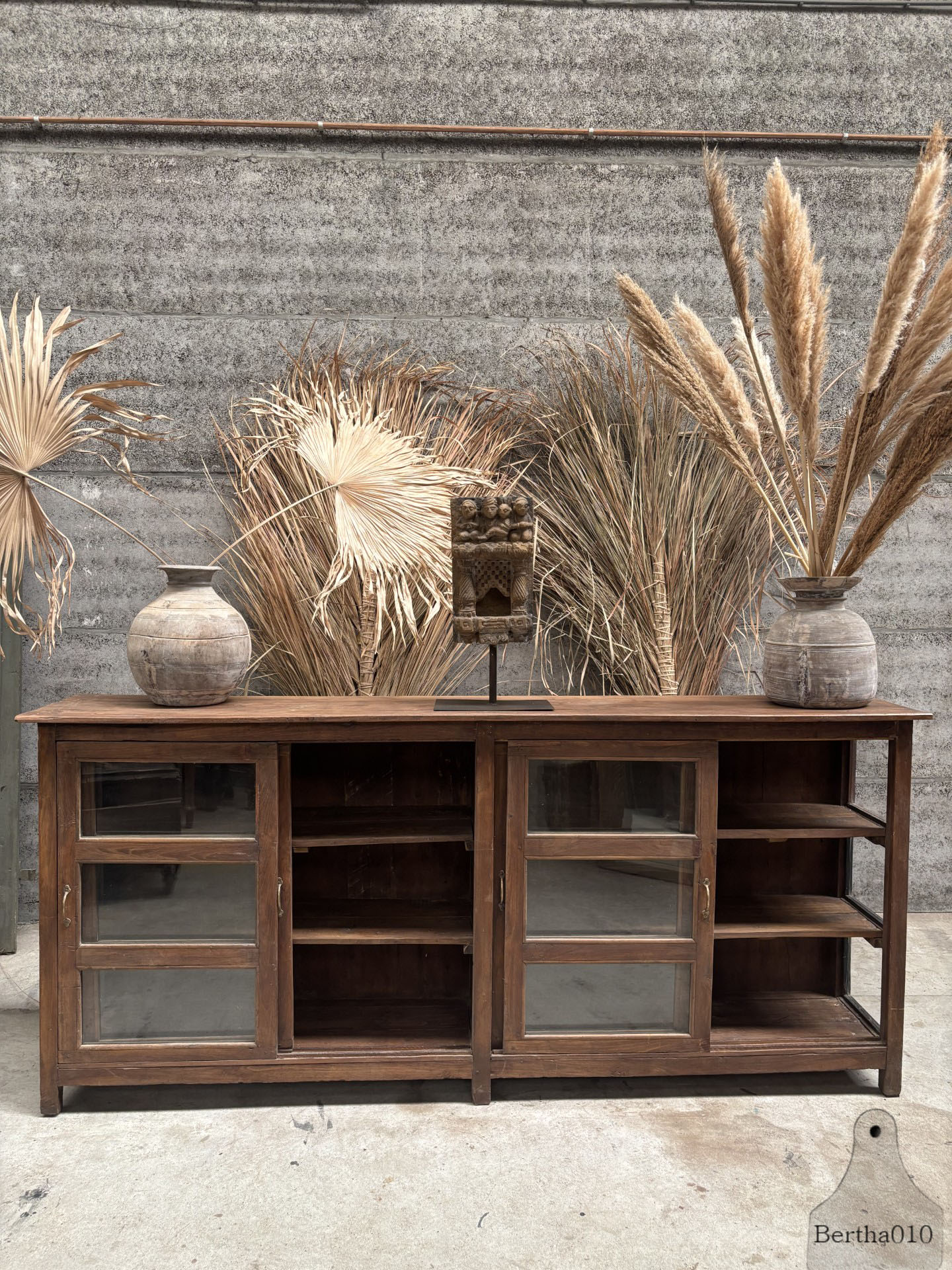 Prachtig oud dressoir  lengte 233 cm