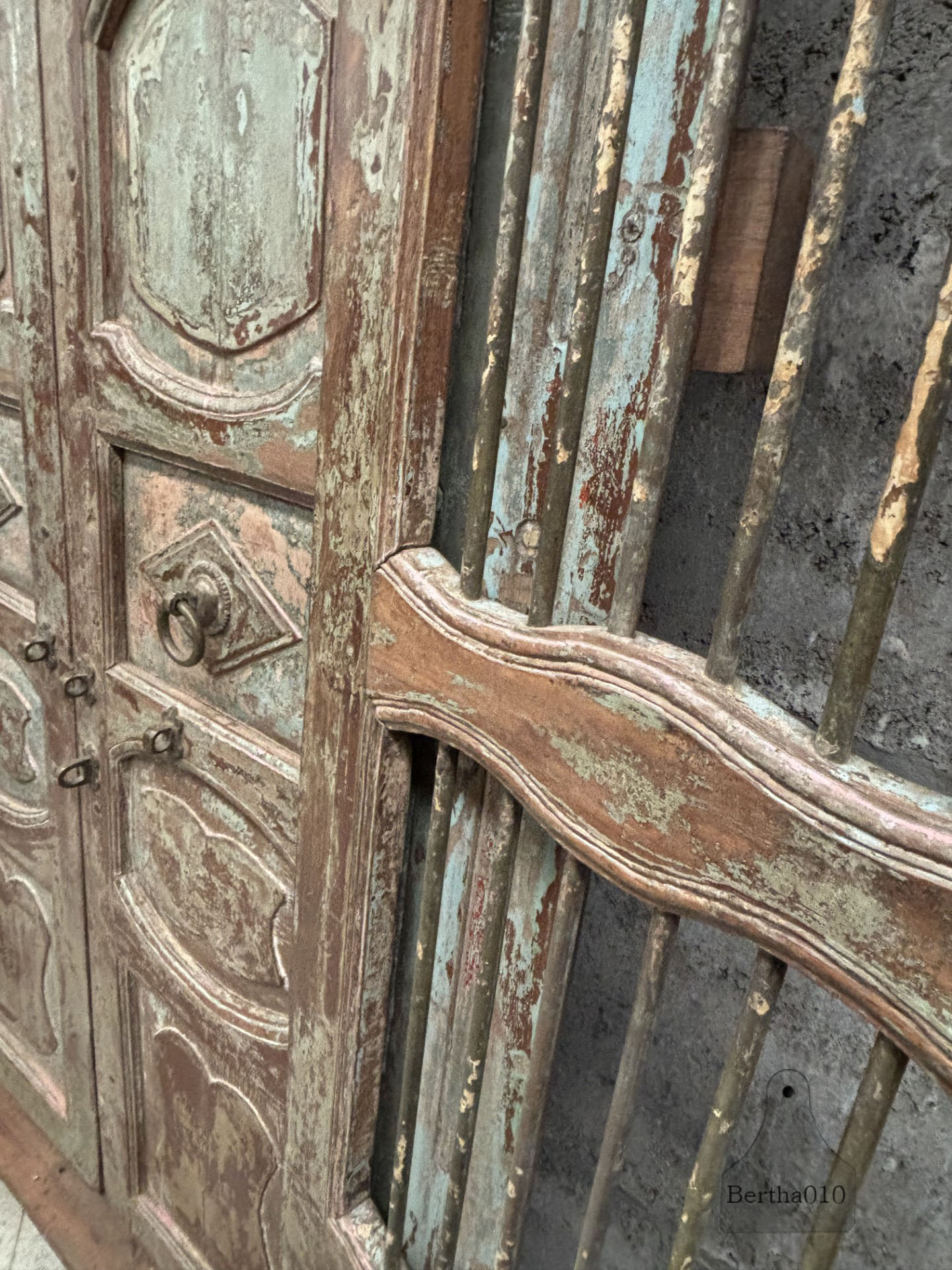 Grote honderden jaren oude Oosterse poort 147492