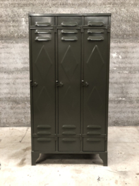 Oude locker 3 deurs (146218)