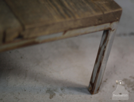 Salontafel met ijzeren onderstel en oud houten bovenblad (132735)..verkocht