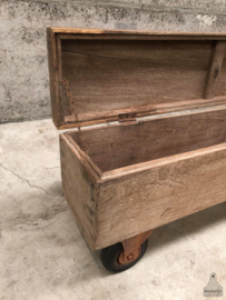 Lange houten kist op wielen (144062) verkocht