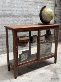 Antieke houten winkelvitrine met glazen schuifdeuren 148078