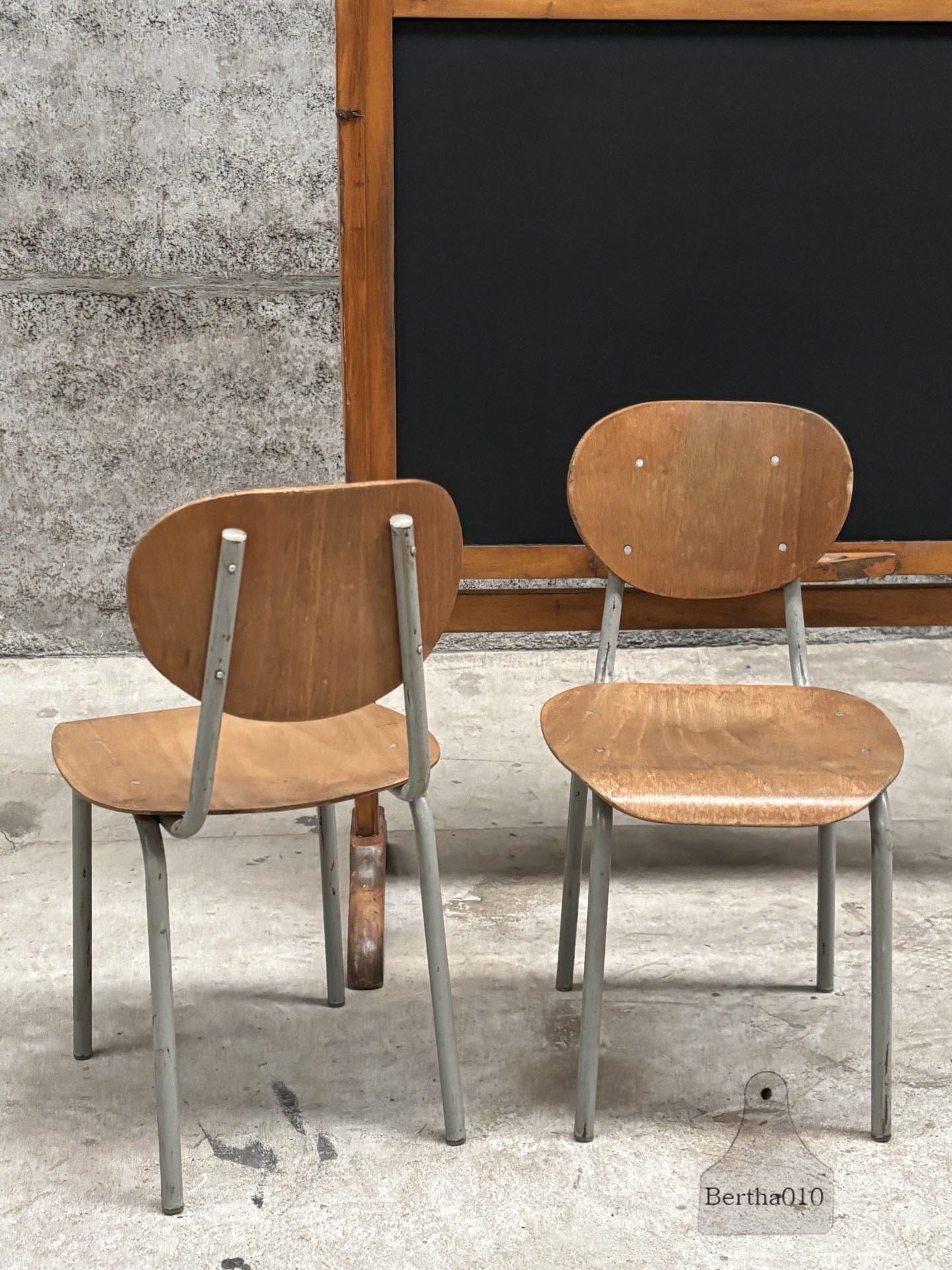 Oude schoolstoeltjes Bauhaus geïnspireerd design uit de jaren '50-'60 (147577 147578)