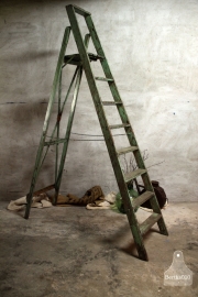 Oude hoge geleefde ladder (132390)..verkocht