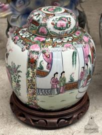 Handbeschilderde Famille Rose Gemberpot op handgesneden sokkel 147972