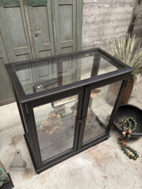 Antieke museumvitrine bijna volledig van glas 148141