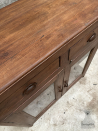 Unieke vitrine met oud gebobbeld glas, twee lades en aan 3 zijdes glas 147663