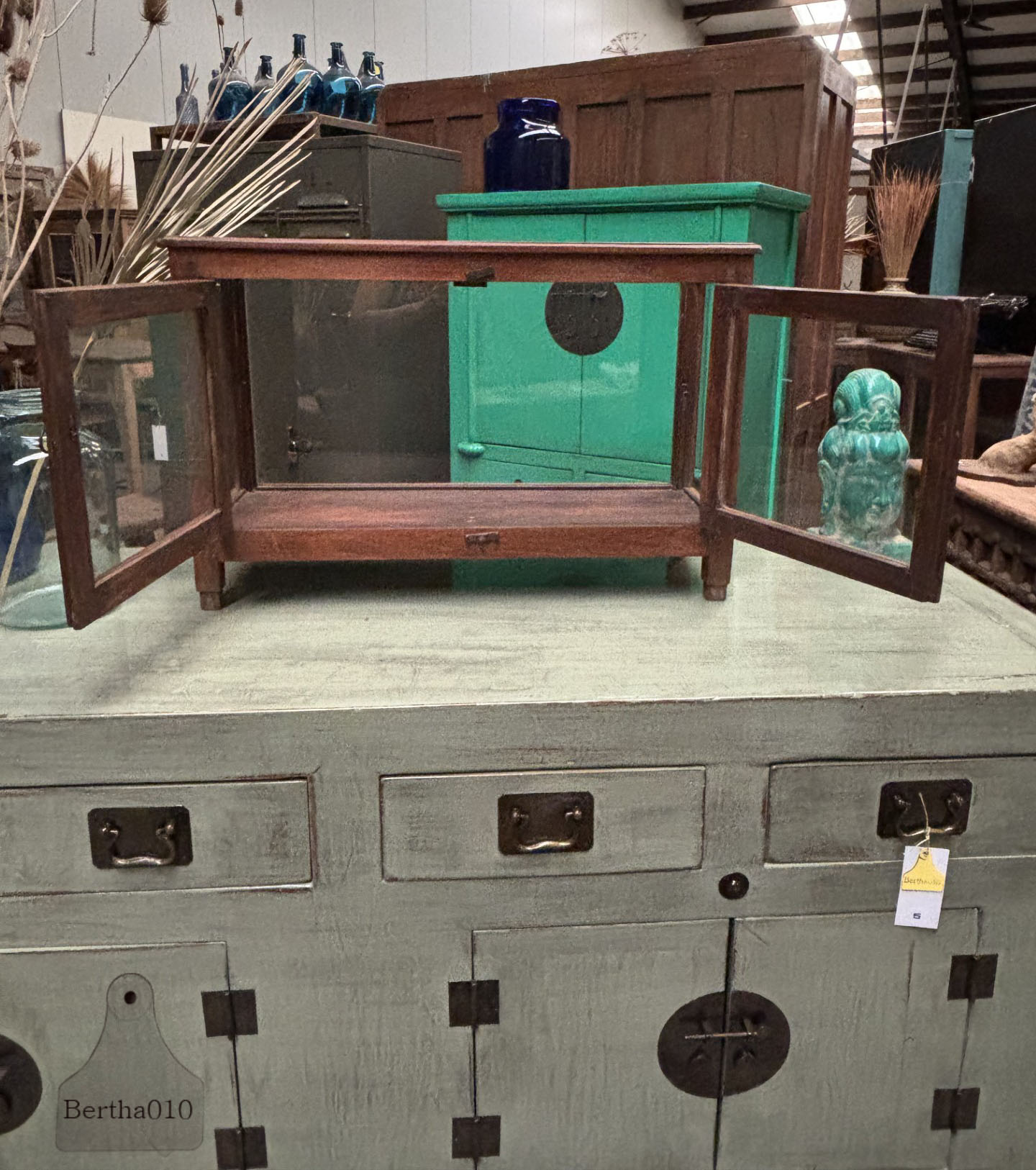 Jaren 20 houten glazen vitrine uit museum 147415