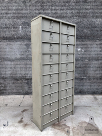 Oude kleppenkast beige/zacht grijs Strafor 20 kleppen (147137) verkocht
