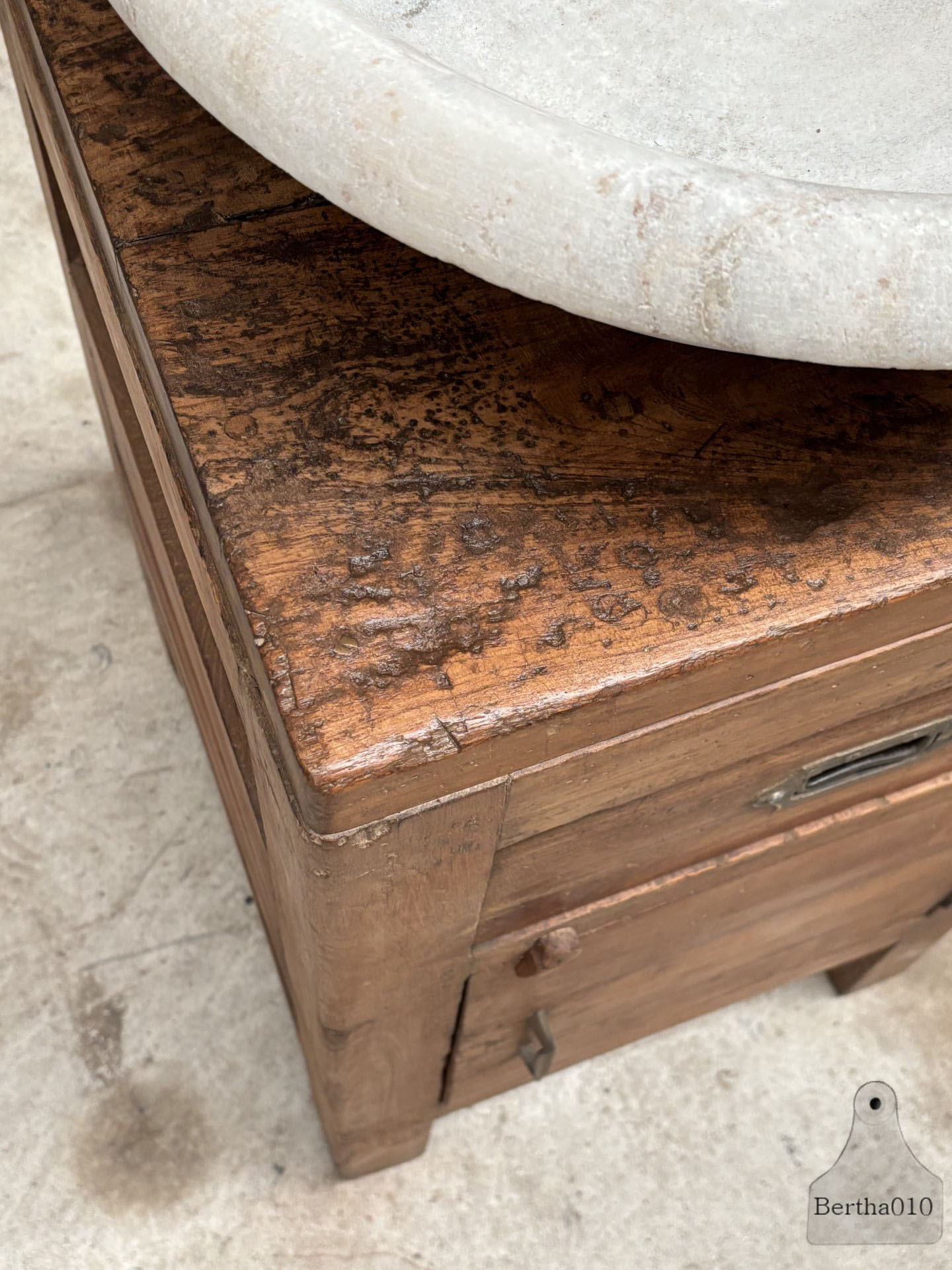 Antiek robuust houten kastje functioneel tijdloos design 147461