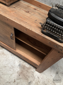 Authentieke Franse werkbank tijdloos uniek 147804 lengte 228 cm verkocht