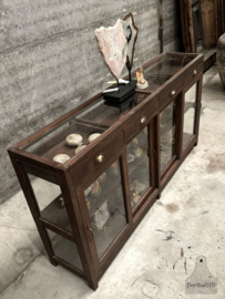 Karaktervolle oude winkeltoonbank  vitrinekast glazen blad jaren 20 40 147863