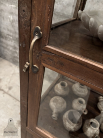 Engelse vitrinekast uit de jaren ’20 rondom glas karaktervol 147868