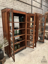 Oude vitrine schoolkasten voor en achterzijde deuren 148184