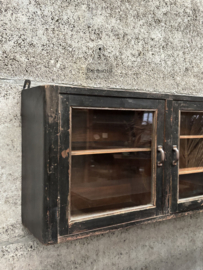 Historisch apothekers winkel hangvitrine 148185  lengte 153 cm
