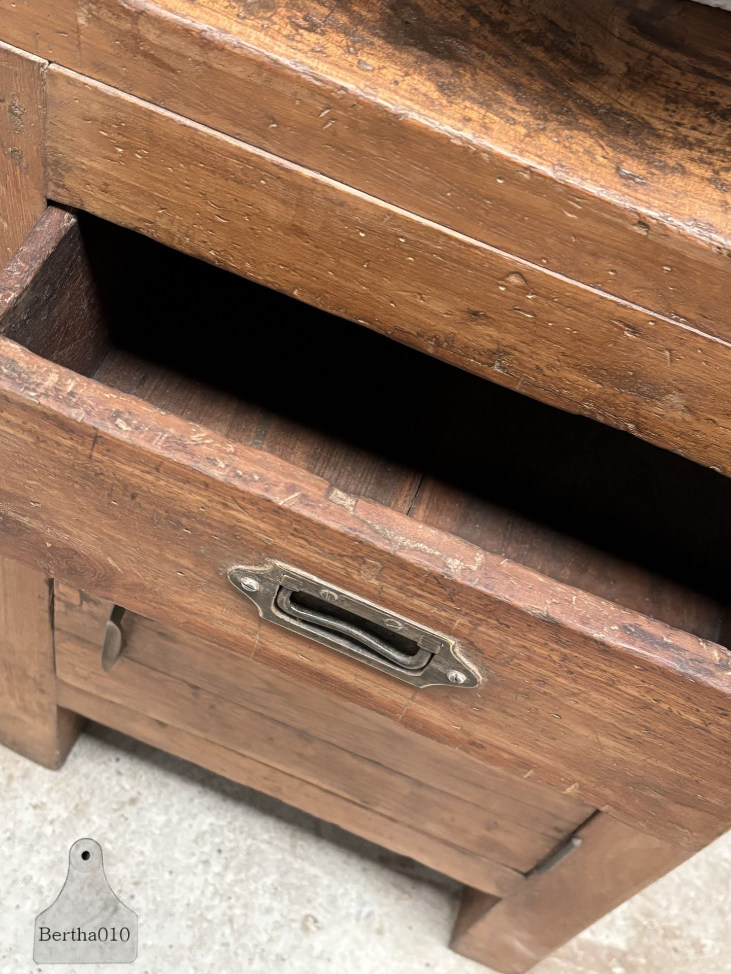 Antiek robuust houten kastje functioneel tijdloos design 147461