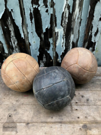 Oude leren gymballen (136869/136870/136871) verkocht
