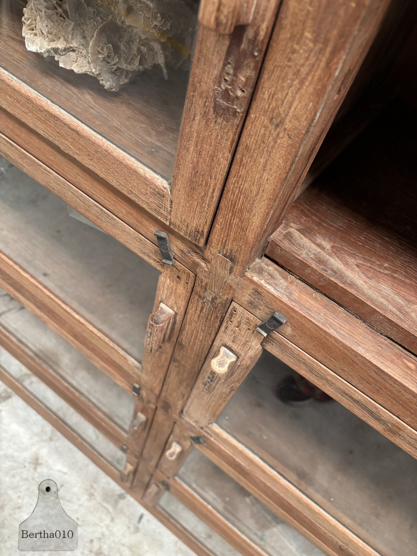 Functionele vitrinekast jaren 20 30 hoog smal en stijlvol 147442