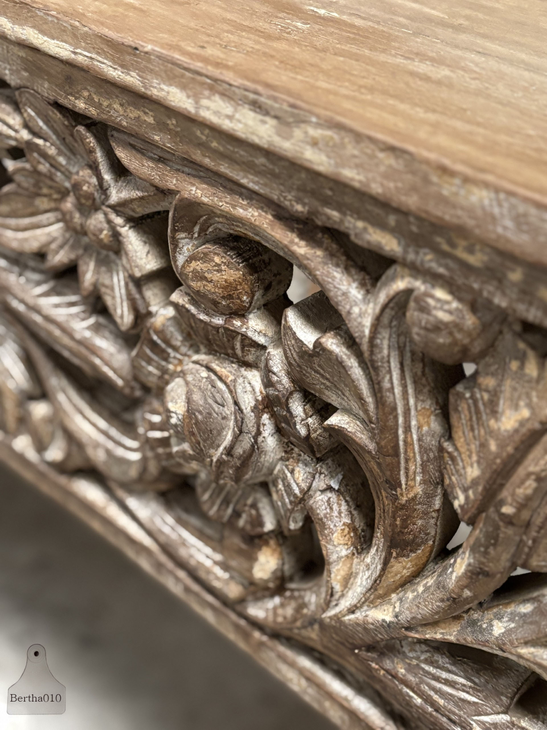 Unieke Oosterse Sidetable eeuwenoud houtsnijwerk met ziel 147409