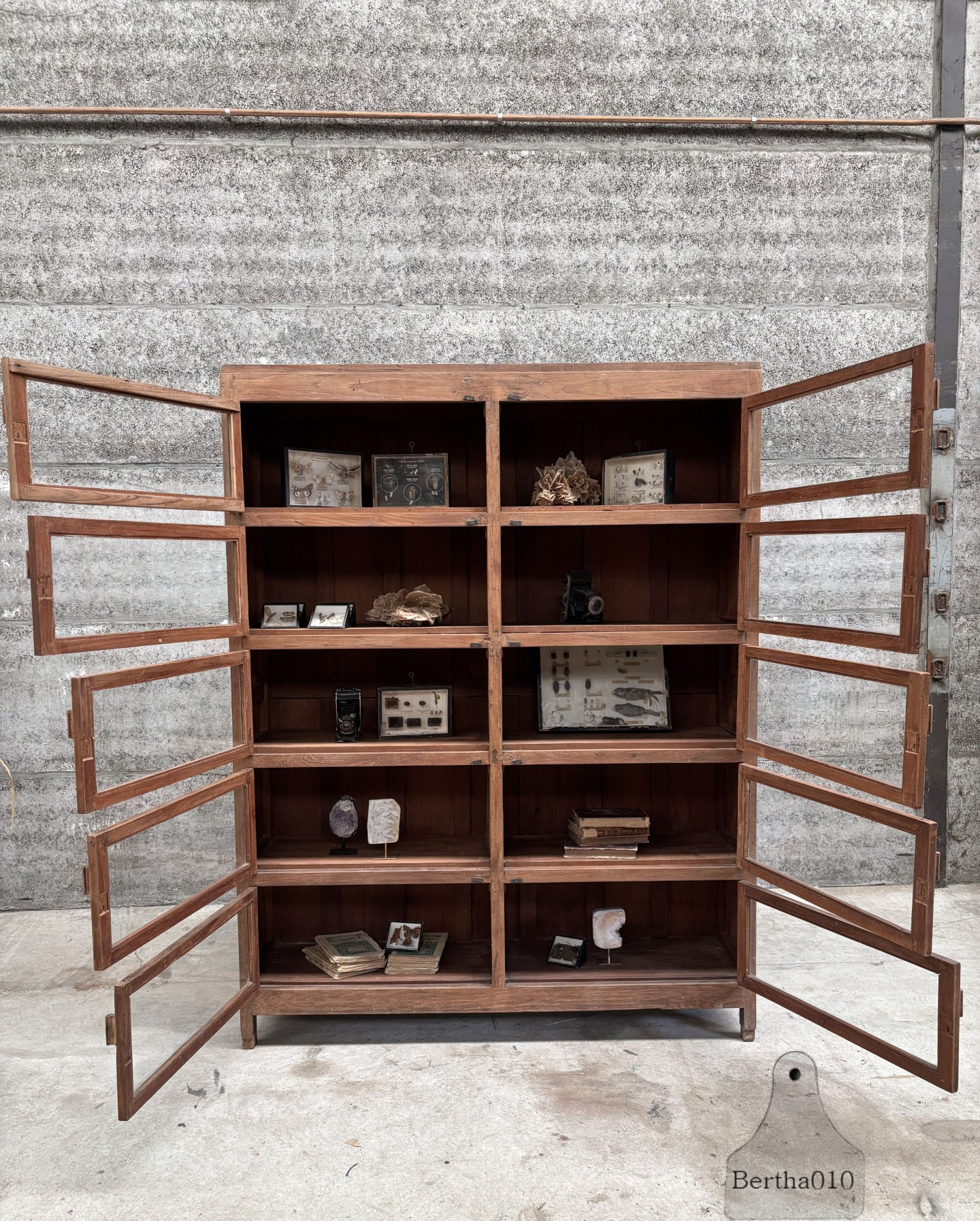 Functionele vitrinekast jaren 20 30 hoog smal en stijlvol 147442