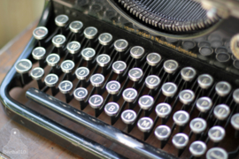 Oude typemachine (133623)............verkocht