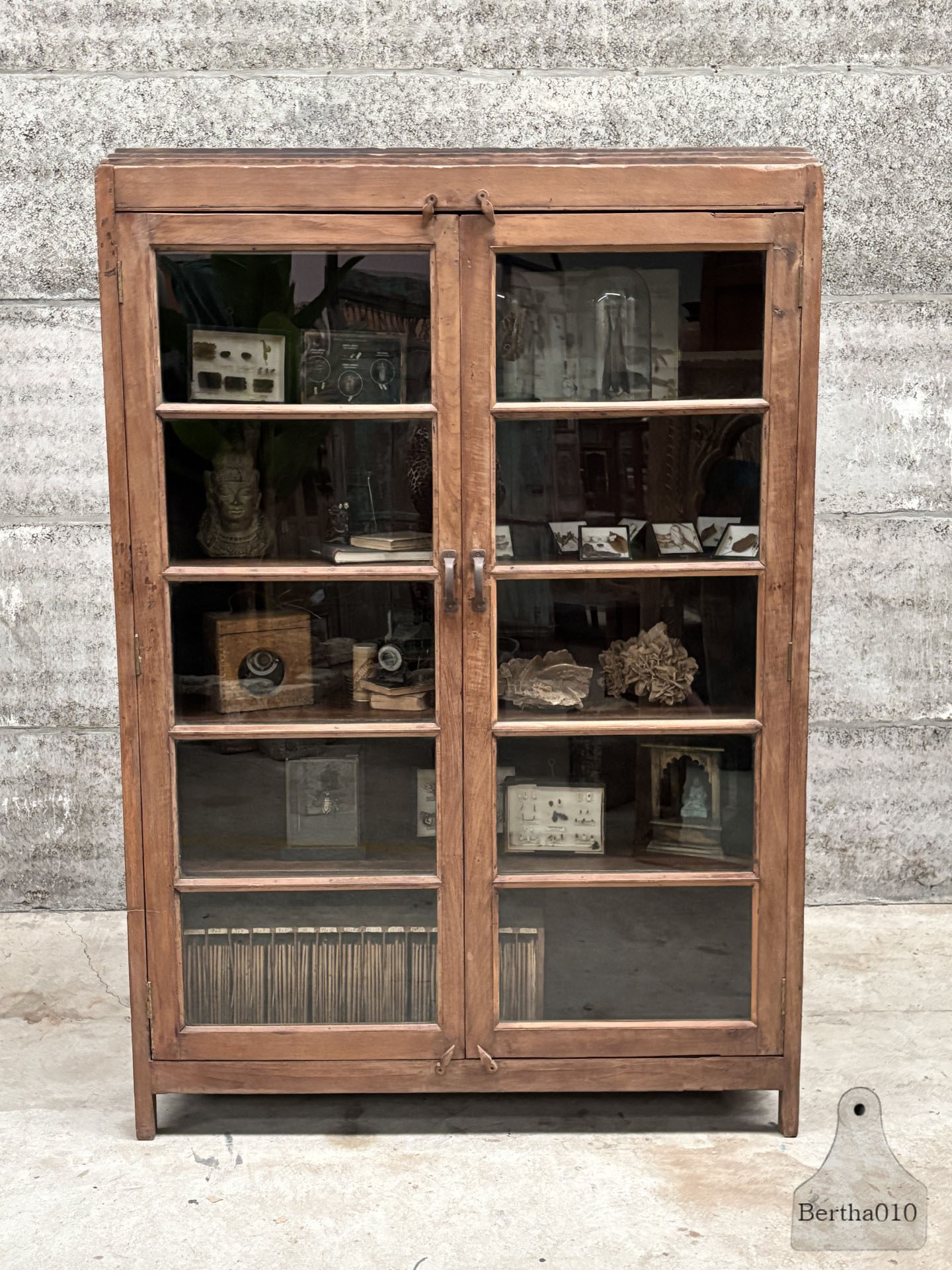 Oude hoge vitrine functionalisme met een vleugje Art Deco 147403