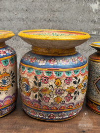 Oude houten handbeschilderde melkpot uit India 147886y 37 cm hoog