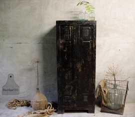 Oude zwarte locker (132143)..verkocht