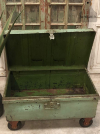 Groene ijzer kist op wielen (144072) verkocht