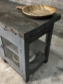 Oude werkbank uit naaiatelier glazen vitrine keukeneiland 147823