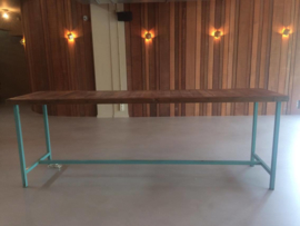 Hoge tafel turquoise met oud houten blad