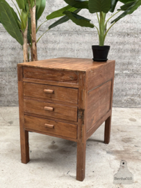 Oud houten keukenblok op hoge poten  jaren 20 30 147775