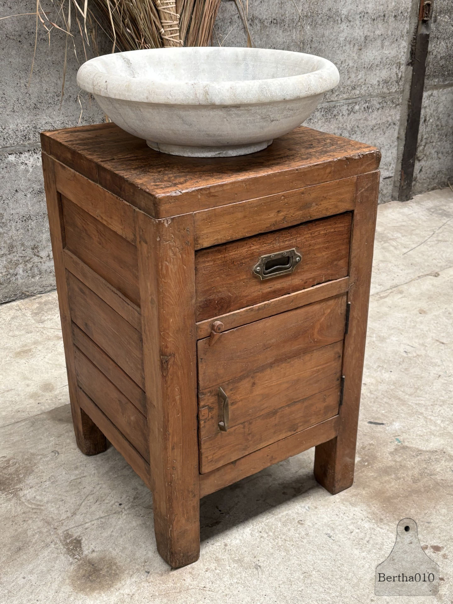 Antiek robuust houten kastje functioneel tijdloos design 147461