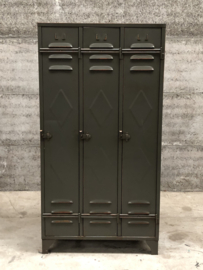 Oude locker 3-deurs (145997)