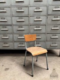 Oude schoolstoeltjes voor de allerkleinsten – karaktervol en zeldzaam 147625