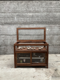 Antieke vitrinekast museumstuk in topkwaliteit 147859
