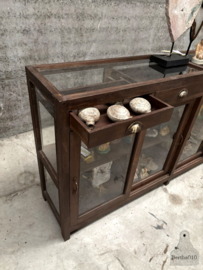 Karaktervolle oude winkeltoonbank  vitrinekast glazen blad jaren 20 40 147863