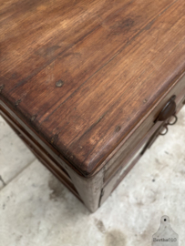 Unieke vitrine met oud gebobbeld glas, twee lades en aan 3 zijdes glas 147663