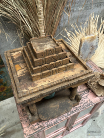 Oude houten altaar tempel 147472