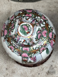 Handbeschilderde Famille Rose Gemberpot op handgesneden sokkel 147972