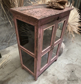 Oud antiek roze vitrinekastje 147444 verkocht